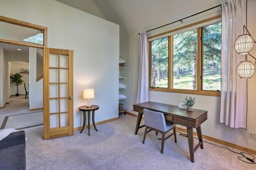 Ruang duduk di Spacious Evergreen Home with Picturesque Views