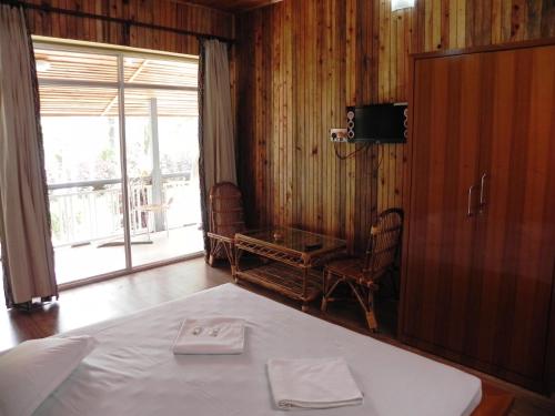 TV a/nebo společenská místnost v ubytování Aranya Jungle Resorts