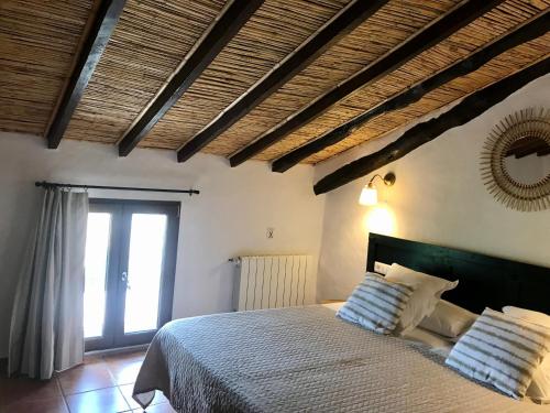 a bedroom with a large bed and a window at al-qandil in Margarida