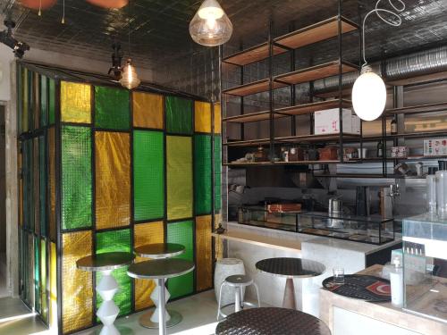 een restaurant met kleurrijke glazen wanden in een keuken bij LA MAISON VERTE SETE in Sète