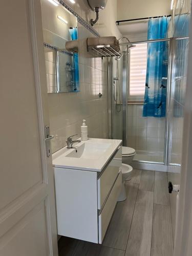 ein Bad mit einem Waschbecken, einer Dusche und einem WC in der Unterkunft Grazioso appartamento in zona centrale. in Montecatini Terme