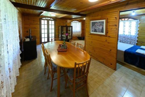 comedor con mesa y dormitorio en Chalé Dei Fiori, 3QTS, Ambiente Ideal para a família en Venda Nova do Imigrante