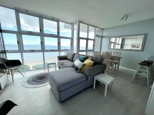 Beachfront apartment with endless views!