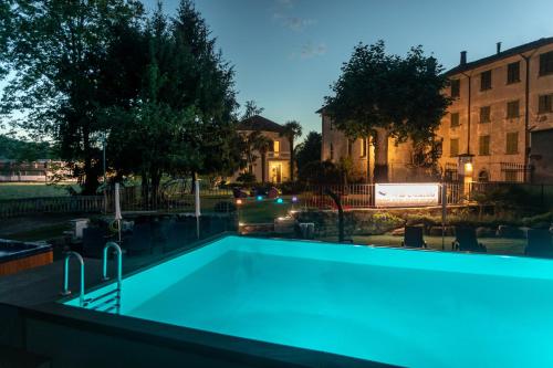 una piscina por la noche con un edificio en Villa Moiacchina Luxury Home, en Bevera