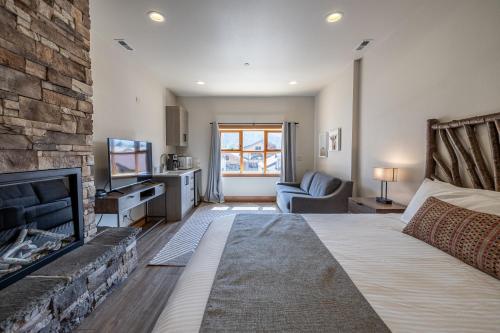 a living room with a bed and a fireplace at Alpen Dorf Pension in Leavenworth