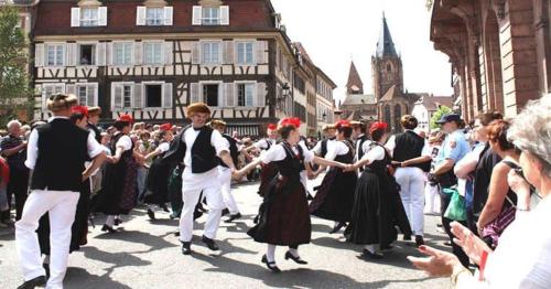 a group of people walking down a street at Gîte chez CNYL in Wissembourg