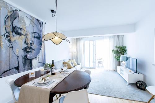 Χώρος καθιστικού στο Modern & Charming Alges by GT House