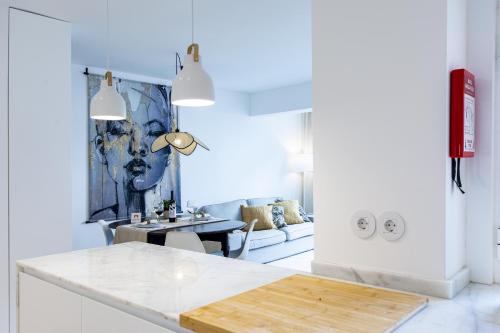 cocina y sala de estar con mesa y sofá en Modern & Charming Alges by GT House, en Oeiras