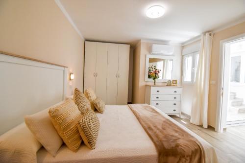 een slaapkamer met een groot bed met kussens erop bij Casa Los Titos in Arriate