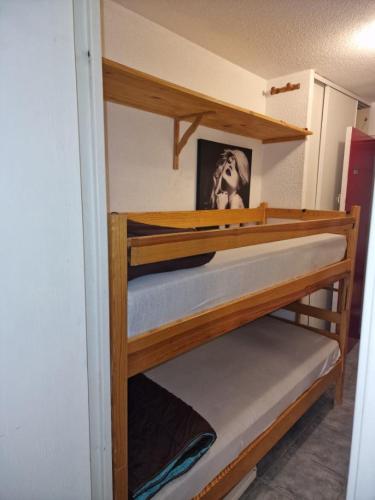 quelques lits superposés dans une chambre dans l'établissement Résidence les étoiles, à La Foux