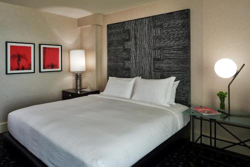 Habitación de hotel con 1 cama blanca grande y 2 mesas en Kimpton Hotel Palomar Los Angeles Beverly Hills, an IHG Hotel en Los Ángeles