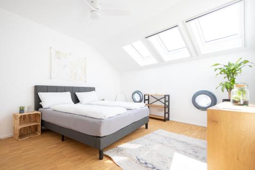 Ko-Living - Captain's Suite - Altstadt - mit Küche, Smart TV & Balkon - 6P tesisinde bir odada yatak veya yataklar