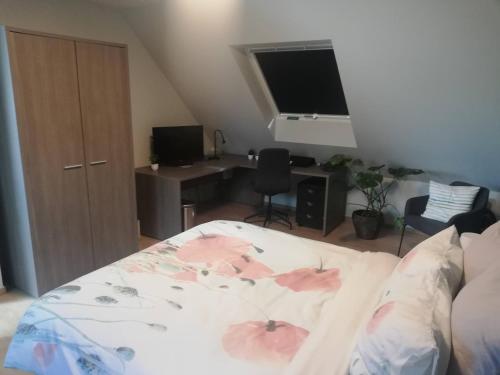 1 dormitorio con cama y escritorio en B&B Lora, en Langemark