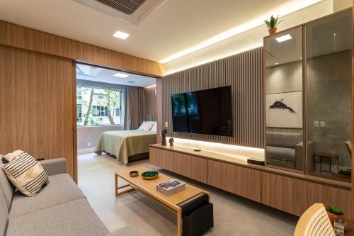 a living room with a couch and a tv at Loft Boutique no melhor ponto de Copacabana in Rio de Janeiro