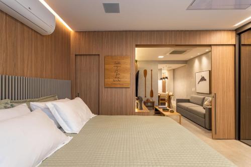 1 dormitorio con 1 cama y 1 sofá en Loft Boutique no melhor ponto de Copacabana, en Río de Janeiro