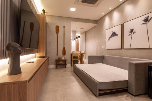 a living room with a bed and a couch at Loft Boutique no melhor ponto de Copacabana in Rio de Janeiro