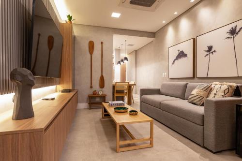 a living room with a couch and a table at Loft Boutique no melhor ponto de Copacabana in Rio de Janeiro
