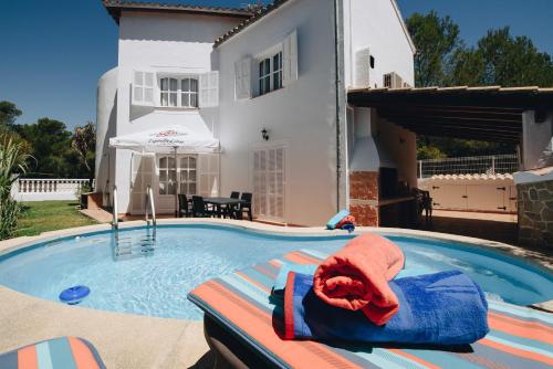 ein Pool vor einem Haus in der Unterkunft SA Calma in Son Serra de Marina