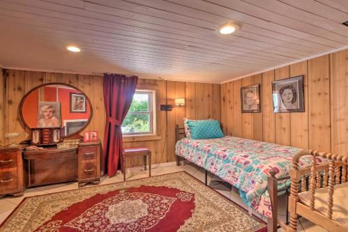 Lova arba lovos apgyvendinimo įstaigoje Charming Hanoverton Cottage on Guilford Lake!