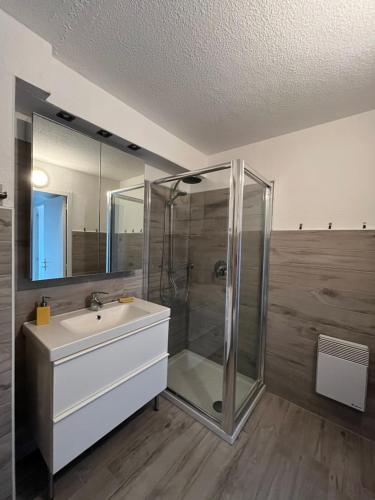 a bathroom with a sink and a shower at Appartement avec vue mer et piscine in Théoule-sur-Mer