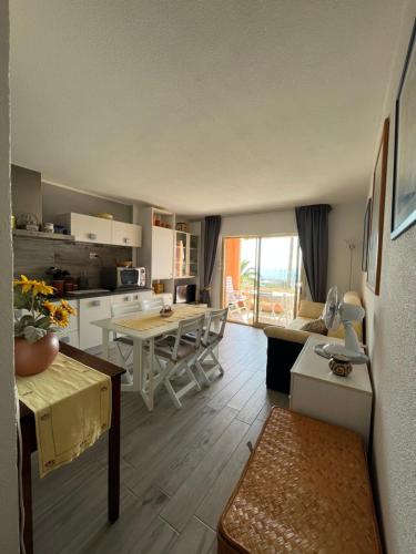 a living room with a kitchen and a dining room at Appartement avec vue mer et piscine in Théoule-sur-Mer