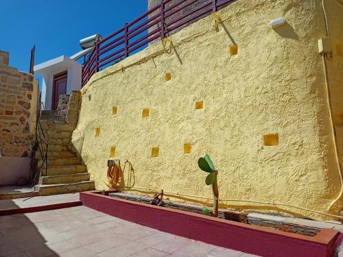 uma parede com uma planta ao lado em A medieval windmill tower in the heart of old town with magnificent view em Rodes