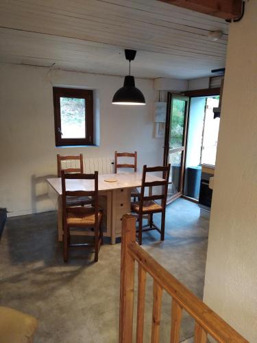 une salle à manger avec une table et des chaises dans l'établissement Maisonette individuelle a roquefeuil dans les Pyrénées audoises, à Roquefeuil