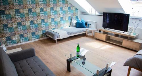 格勞豪的住宿－Meisterhaus Apartments，带沙发和平面电视的客厅