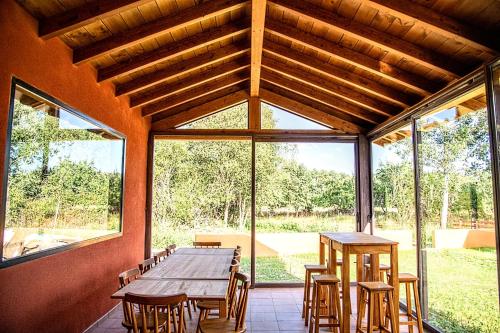 uma grande sala de jantar com mesa e cadeiras em Lagunas de Sanabria em Trefacio