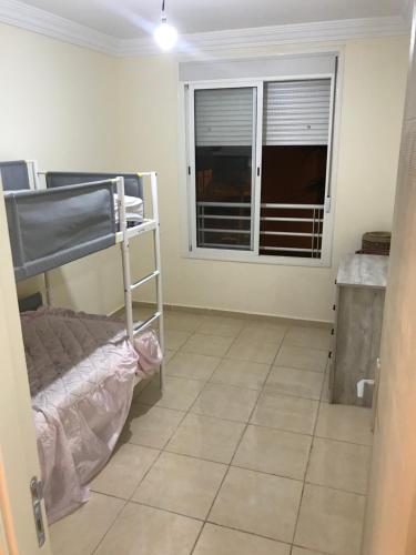 a bedroom with a bunk bed and a window at Appartamento per famiglia con mare e acquapark di frontecasa in Sidi Rahal