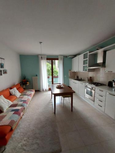 ein Wohnzimmer mit einem Sofa und einem Tisch in der Unterkunft Private Room near Treviso "Mira" in Silea