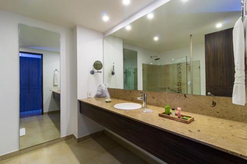 a bathroom with a sink and a mirror at Hotel Mocawa Plaza Armenia in Armenia