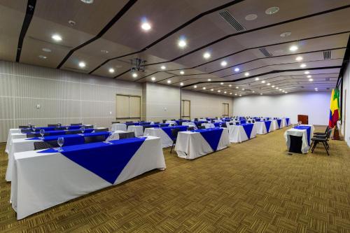 a banquet hall with blue and white tables and chairs at Hotel Mocawa Plaza Armenia in Armenia
