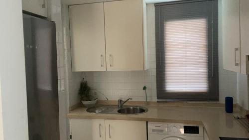 uma cozinha com um lavatório e uma janela em Hermoso piso para 4 Pax Corvera Golf Country Club em Corvera