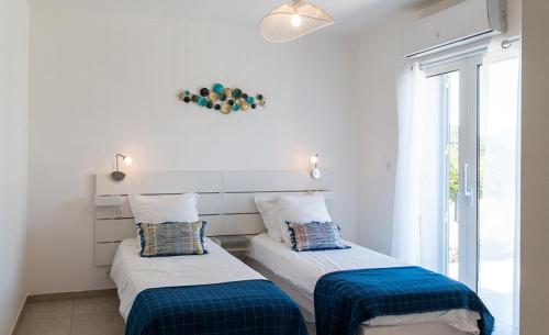 due letti in una stanza con finestra di Au Cœur de l'arrière pays DOMAINE A PRESA Villas avec Piscine Privée & chauffée a Matra