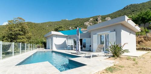 una villa con piscina di fronte a una casa di Au Cœur de l'arrière pays DOMAINE A PRESA Villas avec Piscine Privée & chauffée a Matra