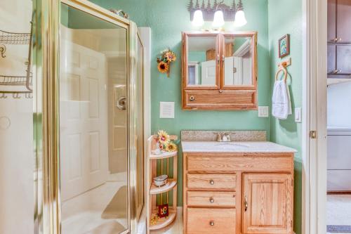 bagno con doccia, lavandino e specchio di The get-A-way a Sandy
