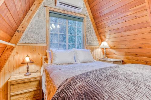 una camera con un letto in una cabina di legno di The get-A-way a Sandy
