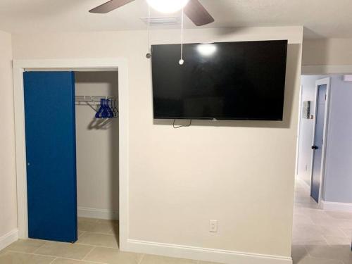 Télévision ou salle de divertissement dans l'établissement Home in West Palm Beach with Heated Pool
