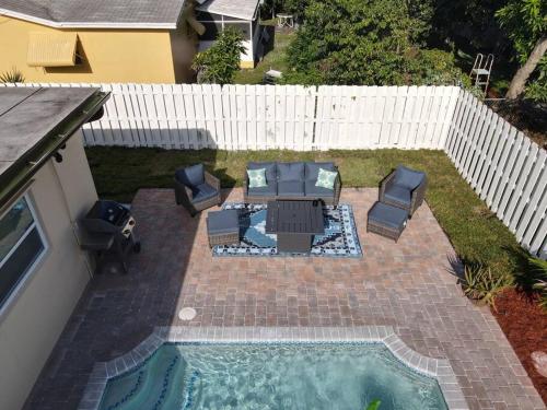 Piscine de l'établissement Home in West Palm Beach with Heated Pool ou située à proximité