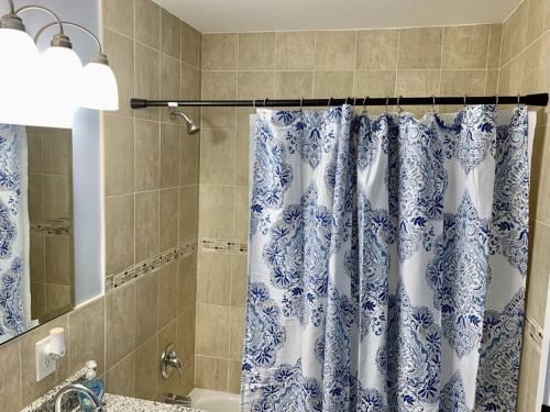 Salle de bains dans l'établissement Home in West Palm Beach with Heated Pool