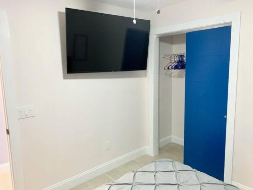 Télévision ou salle de divertissement dans l'établissement Home in West Palm Beach with Heated Pool