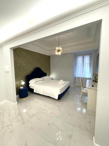 una grande camera da letto con letto e scrivania di Casa Balzola - Suite Astra ad Alassio