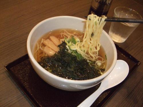 miskę zupy z makaronem na talerzu z łyżką w obiekcie Dormy Inn Premium Hakata Canal City Mae w mieście Fukuoka