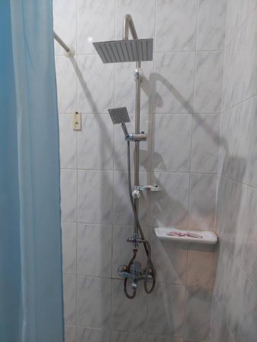 uma casa de banho com uma cabeça de chuveiro em Canary Hotel em Hurghada