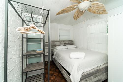 - une chambre avec un lit et un ventilateur de plafond dans l'établissement Bike to Beach-Spacious With Patio BBQ & Game Room (Pet-Friendly), à Hallandale Beach