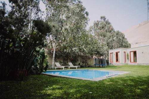 a swimming pool in the yard of a house at Casa de Campo en Cieneguilla in Lima