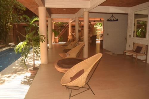 馬尊特的住宿－Hotel Bendita Luna，一个带椅子和桌子的门廊以及一个游泳池