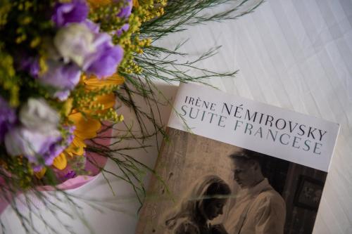 a sign that says there are newswickswick substitute france next to flowers at Novecento in Campobasso