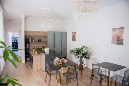 a kitchen and dining room with a table and chairs at Novecento in Campobasso